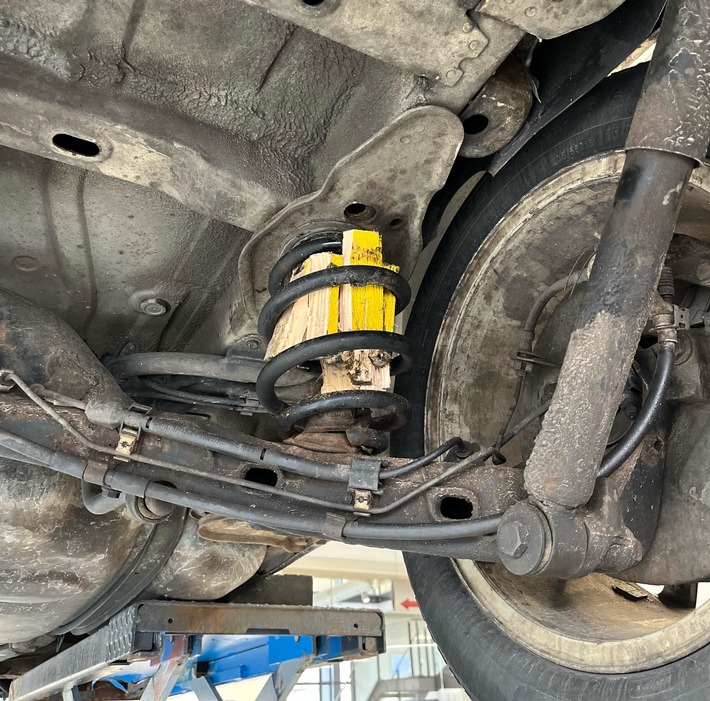 POL-KLE: Wachtendonk - Schrottreifer Pkw von der Autobahn geholt / Zusammenarbeit von Bundes- und Landespolizei