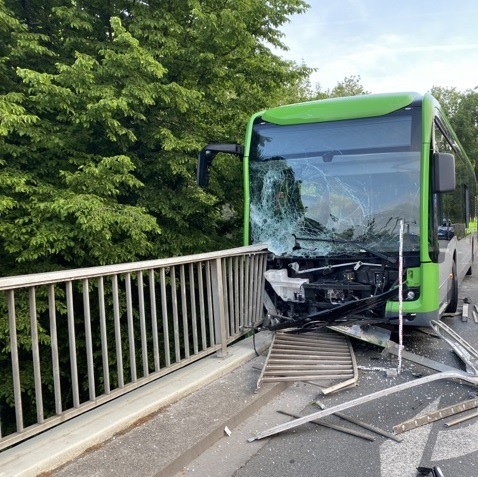 POL-H: Linden-Mitte: Linienbus ragt nach Unfall über Brückenbegrenzung