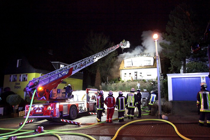 FW-E: Dachstuhlbrand in Einfamilienhaus in Essen-Bergerhausen, keine Verletzten