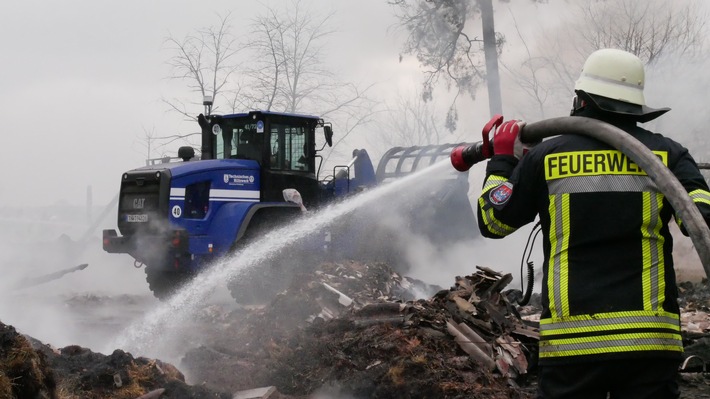 FW Celle: Scheunenbrand in Hustedt - Löschmaßnahmen fortgesetzt