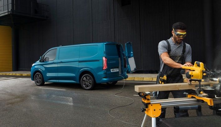 Die Nutzer von leichten Nutzfahrzeugen erwirtschaften im Jahr 2021 europaweit eine geschätzte Wirtschaftsleistung im Wert von 786 Milliarden Euro. So geht es aus einer aktuellen Erhebung hervor, die Ford Pro - Europas führender Hersteller leichter Nutzfahrzeuge - in Auftrag gegeben hatte. Die Summe überstieg das Bruttoinlandsprodukt (BIP) von Norwegen (407,7 Mrd. Euro) und entsprach beinahe der Wirtschaftskraft der Schweiz (802,8 Mrd. Euro). Wären die in der Studie berücksichtigten Gewerbetreibenden und Transportunternehmen ein Land, wäre es gemessen am BIP das achtgrößte in ganz Europa. Die Studie analysierte den wirtschaftlichen Beitrag von Gewerbetreibenden unterschiedlicher Größenordnungen und Branchen, die leichte Nutzfahrzeuge im Einsatz haben. / Weiterer Text über ots und www.presseportal.de/nr/6955 / Die Verwendung dieses Bildes ist für redaktionelle Zwecke unter Beachtung ggf. genannter Nutzungsbedingungen honorarfrei. Veröffentlichung bitte mit Bildrechte-Hinweis.
