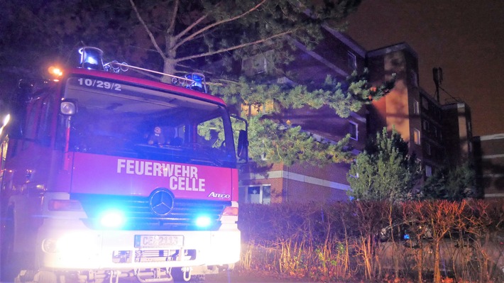 FW Celle: Küchenbrand in sechsgeschossigem Mehrfamilienhaus - mehrere Verletzte