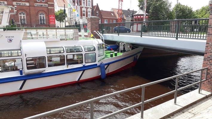 WSPI-OLD: Fahrgastschiff kollidiert mit Klappbrücke in Emden