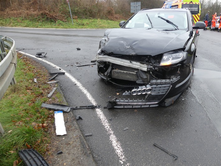POL-GM: Abbiegeunfall fordert zwei Verletzte