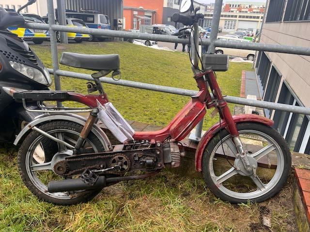 POL-LG: ++ frontal in geparkten Pkw gefahren - unter Alkohol- und Drogeneinfluss ++ Geschäftsmitarbeiterin bedrängt - Polizei ermittelt gegen junge Männer ++ Eigentümer von rotem Mofa gesucht! ++