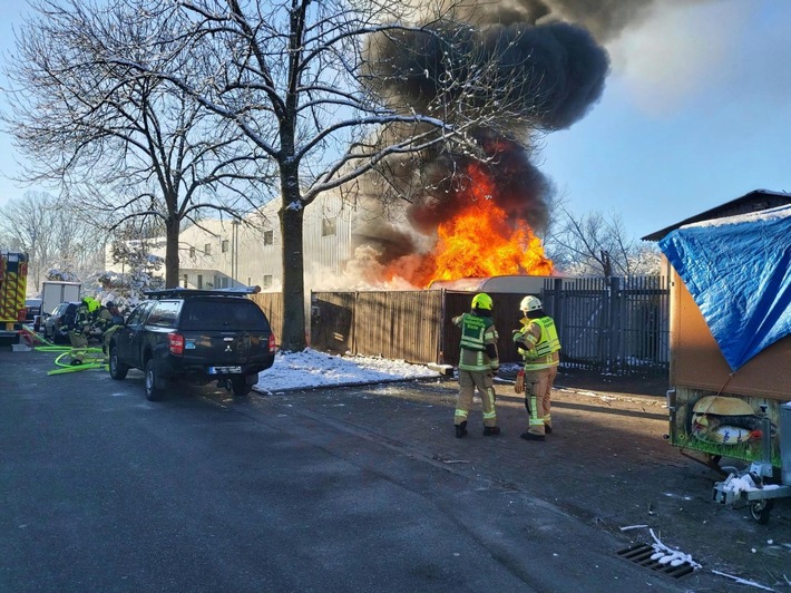 FW Konstanz: Wohnwagen brennen an Lagerhalle