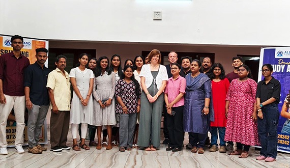 PM / / Lindenberger Rotkreuzschule gewinnt indische Pflegeauszubildende