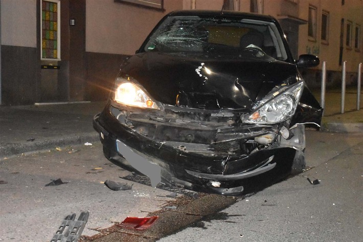 POL-MG: Betrunkener Autofahrer bei Straßenrennen gegen Hauswand und geparkte Autos gefahren