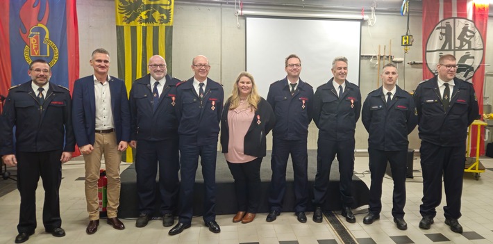 FW Niederzier: Jahreshauptversammlung der Feuerwehr Gemeinde Niederzier / Insgesamt rückläufige Einsatzzahlen im Jahr 2022. Erstmals eigene BOS-Drohnenpiloten ausgebildetet. Ehrungen &amp; Beförderungen der Mitglieder