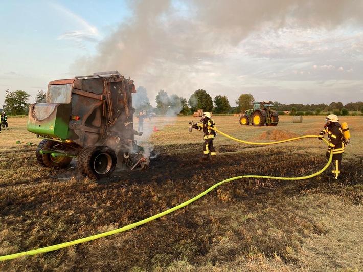 POL-STD: Rundballenpresse bei landwirtschaftlichen Arbeiten in Kutenholz in Brand geraten
