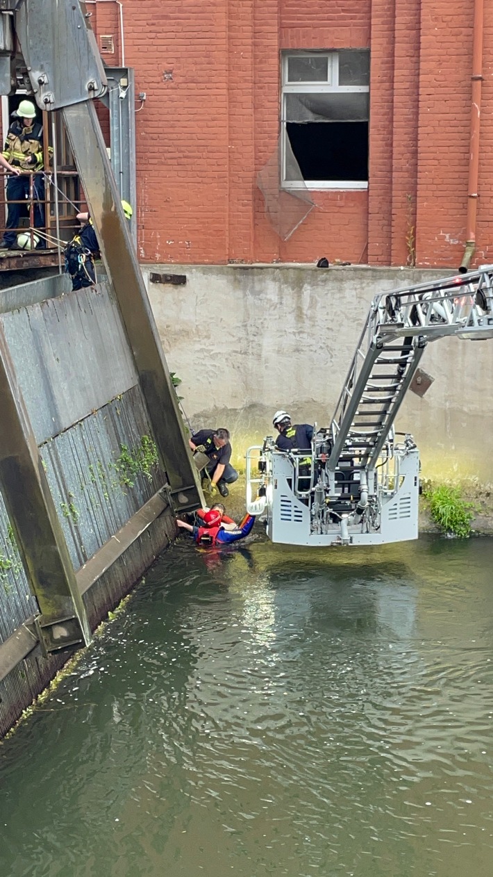 FW-E: Hilflose Person treibt im Wasser - Frau aus der Ruhr gerettet