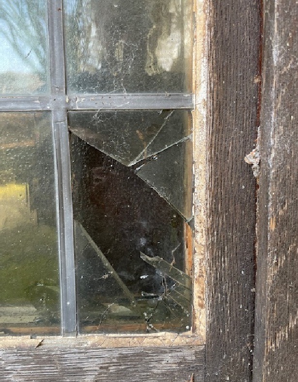 POL-PIROK: Kirchenscheibe beschädigt