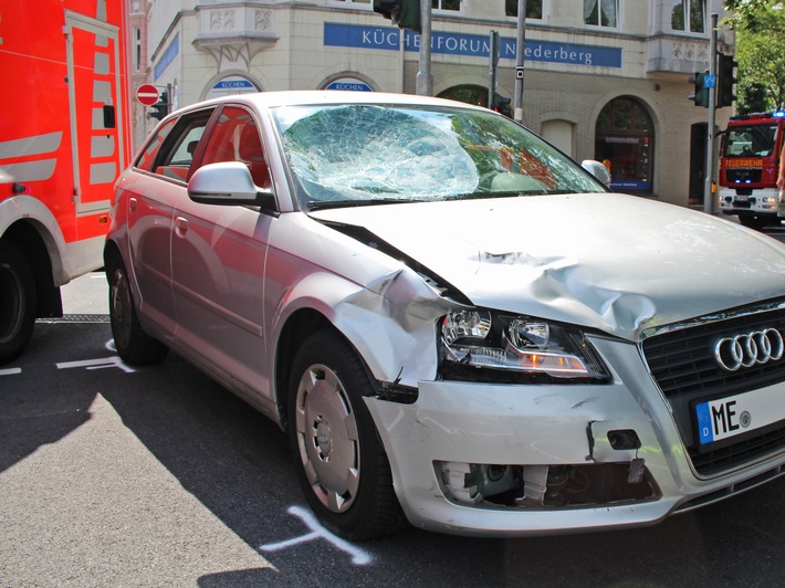 POL-ME: 16-jähriger Rollerfahrer bei Unfall schwer verletzt - Velbert - 2106146