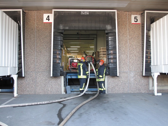 FW-AR: Vier Verletzte nach Vorfall bei Firma Umarex in Arnsberg-Neheim