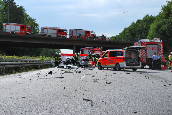 FW-MK: Schwerer Verkehrsunfall auf der Autobahn - zwei Rettungshubschrauber im Einsatz