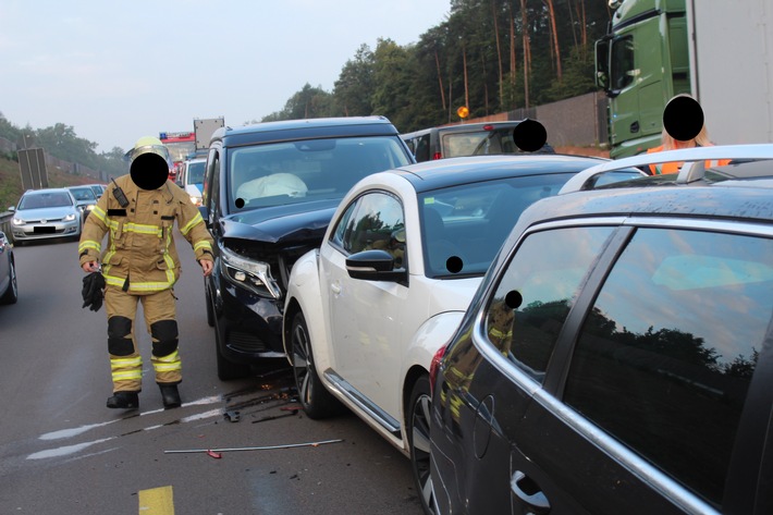 POL-PDKL: A6/Kaiserslautern, 1 Leichtverletzter bei Auffahrunfall mit fünf beteiligten Fahrzeugen