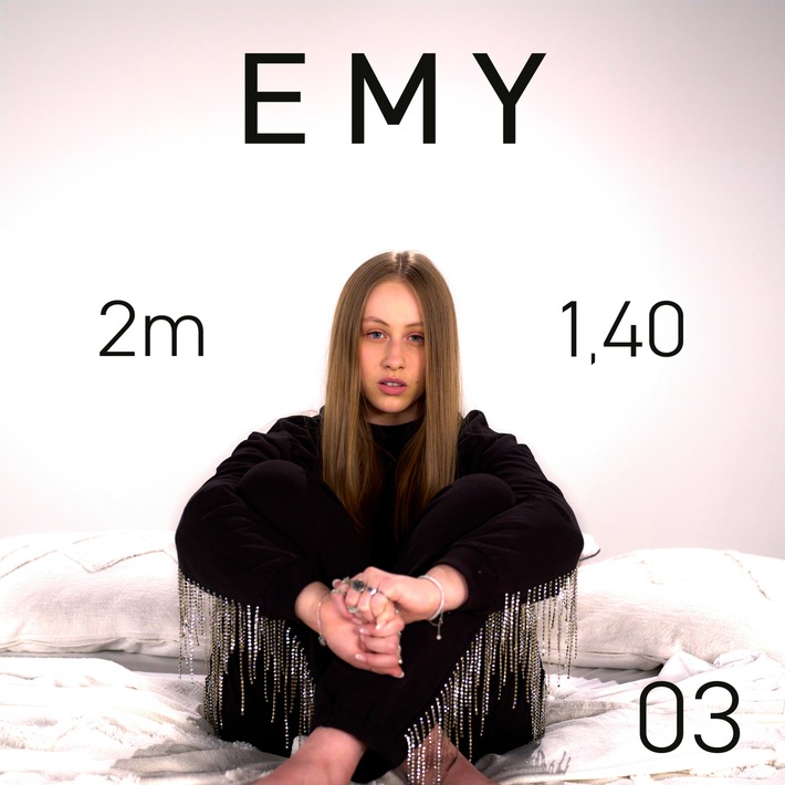 EMY mit ihrer neuen Single "2m/1,40"