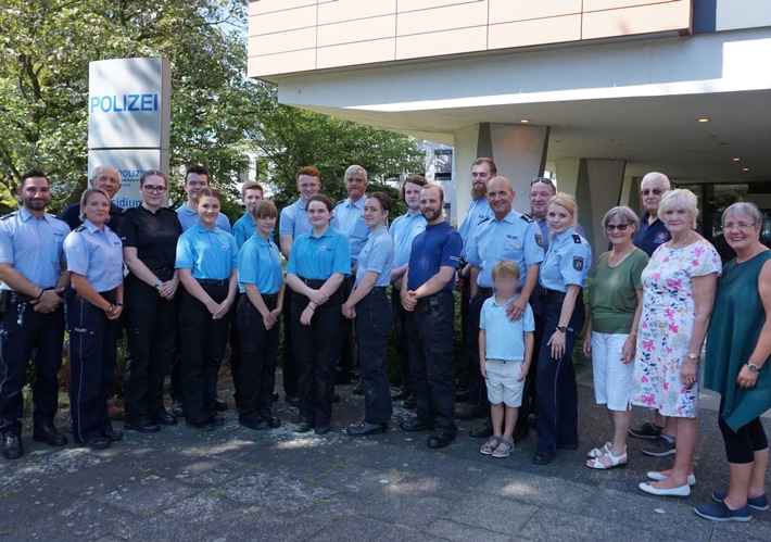 POL-KR: Internationale Freundschaft: Polizisten und Kadetten der  Leicestershire Police aus England zu Gast im Polizeipräsidium Krefeld