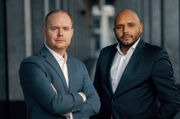 Dr. Sidi Koné und Dr. Jörn Kobus (links) / Weiterer Text über ots und www.presseportal.de/nr/162364 / Die Verwendung dieses Bildes ist für redaktionelle Zwecke unter Beachtung ggf. genannter Nutzungsbedingungen honorarfrei. Veröffentlichung bitte mit Bildrechte-Hinweis.