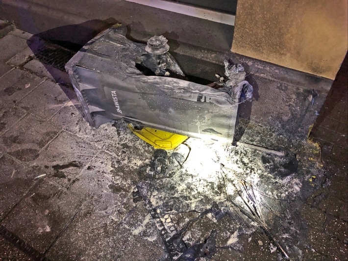 POL-ME: &quot;Gelbe Tonnen&quot; vor Wohnhauswand in Brand gesetzt - Velbert - 2112134