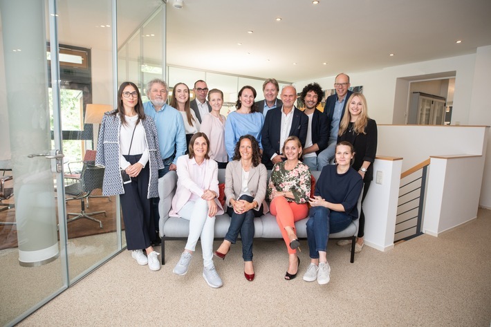 Die Fachjury hat die Shortlist des PR-Bild Award 2019 bestimmt. Ab sofort kann die Öffentlichkeit bis zum 11. Oktober über die besten PR-Bilder des Jahres abstimmen. Die dpa-Tochter news aktuell vergibt den beliebten Branchenpreis in diesem Jahr bereits zum 14. Mal. Im Bild von links hintere Reihe: Susan Saß, Hans-Peter Junker, Theresa Hein, Sebastian Vesper, Marie-Theres Fischer, Gudrun Kreutner, Frank Behrendt, Klaus Küpper, Boris Entrup, Frank Stadthoewer, Daniela Weltz. Im Bild von links auf dem Sofa: Edith Stier-Thompson, Mirjam Berle, Susanne Marell, Kathrin Kraus. Weiterer Text über ots und www.presseportal.de/nr/6344 / Die Verwendung dieses Bildes ist für redaktionelle Zwecke honorarfrei. Veröffentlichung bitte unter Quellenangabe: "obs/news aktuell GmbH/Daniel Reinhardt / news aktuell"