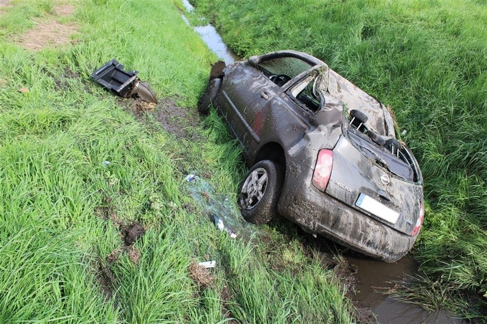 POL-MI: Auto überschlägt sich und landet im Graben