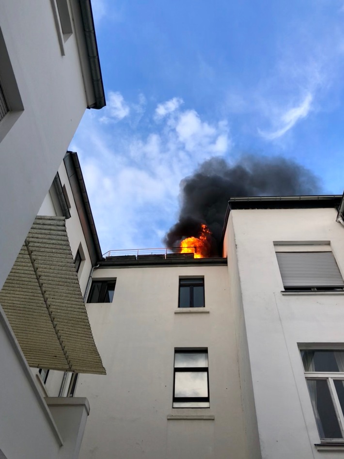FW-BN: Brand auf einem Dachgeschoss-Balkon