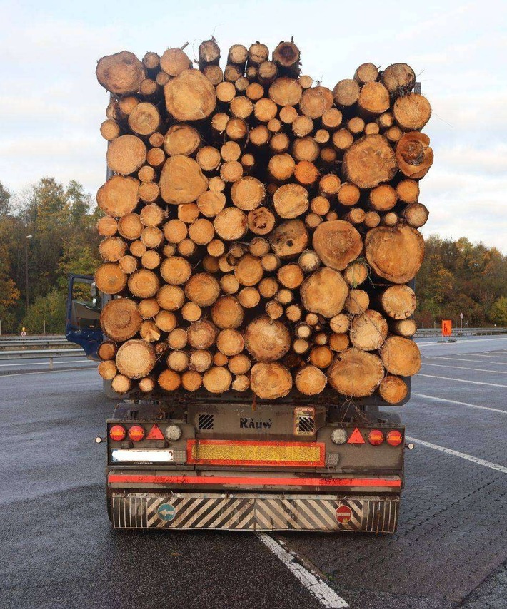 POL-PPTR: Deutliche Kontrollergebnisse: Holztransporte zum Teil extrem überladen