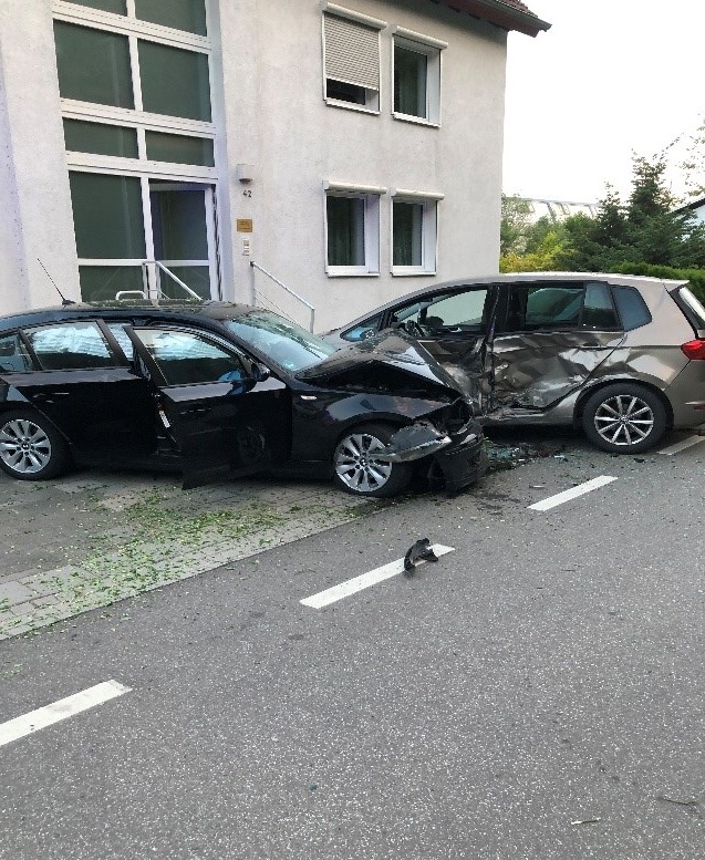 POL-PDKL: nach Abbiegeunfall geflohen