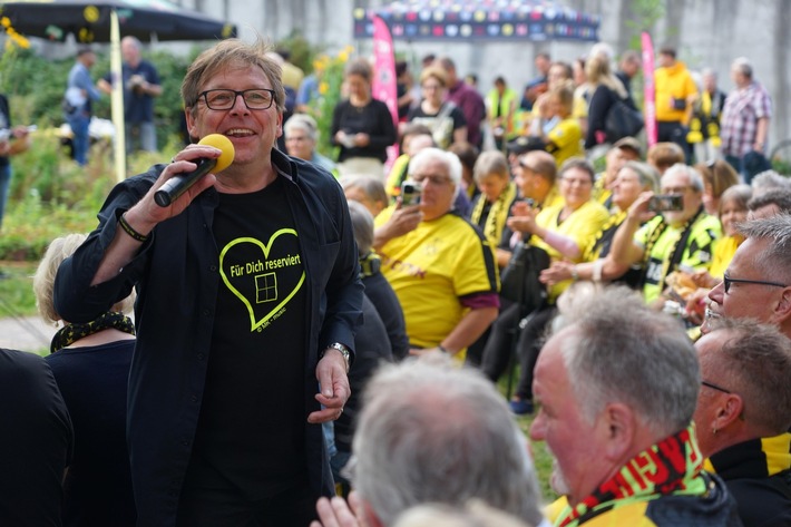 Mit Fußball, Glauben und Gemeinschaft in die neue Saison - Ökumenischer BVB-Saisoneröffnungsgottesdienst mit Prof. Dr. Aladin El-Mafaalani im Welcome-Zelt der BVB-Gründerkirche gefeiert
