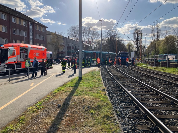 FW-F: Schwerer Unfall zwischen U-Bahn und LKW im Riederwald