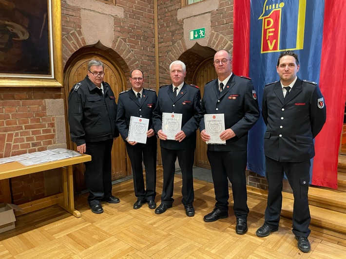 Feuerwehr Kalkar: Ehrungen und Verabschiedungen in der Stadtwehr Kalkar