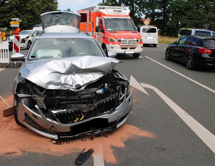 POL-MI: Zwei Verletzte und drei kaputte Autos nach Unfall