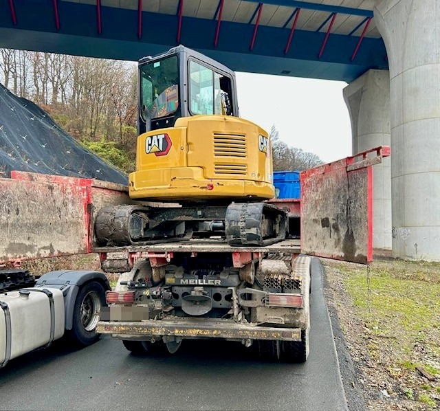 POL-HA: Unzureichend gesicherter Bagger auf Kipper: Polizei stoppt 49-jährigen LKW-Fahrer