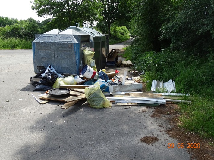 POL-SE: Klein Nordende - Polizei sucht Zeugen nach Abfallablagerung