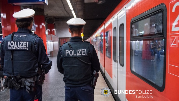 Bundespolizeidirektion München: 3,13 Promille: 31-Jähriger lässt Beine ins Gleis baumeln