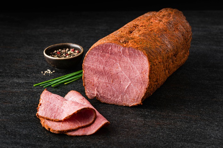 Perfekt für heiße Sandwiches mit geschmolzenem Käse, als Herzstück auf einer Pizza oder fein geschnitten in einer herbstlichen Bowl - diese Pastrami von Polfood steht für handwerkliche Qualität, konsistente Perfektion und große Vielseitigkeit. / Weiterer Text über ots und www.presseportal.de/nr/181670 / Die Verwendung dieses Bildes für redaktionelle Zwecke ist unter Beachtung aller mitgeteilten Nutzungsbedingungen zulässig und dann auch honorarfrei. Veröffentlichung ausschließlich mit Bildrechte-Hinweis.