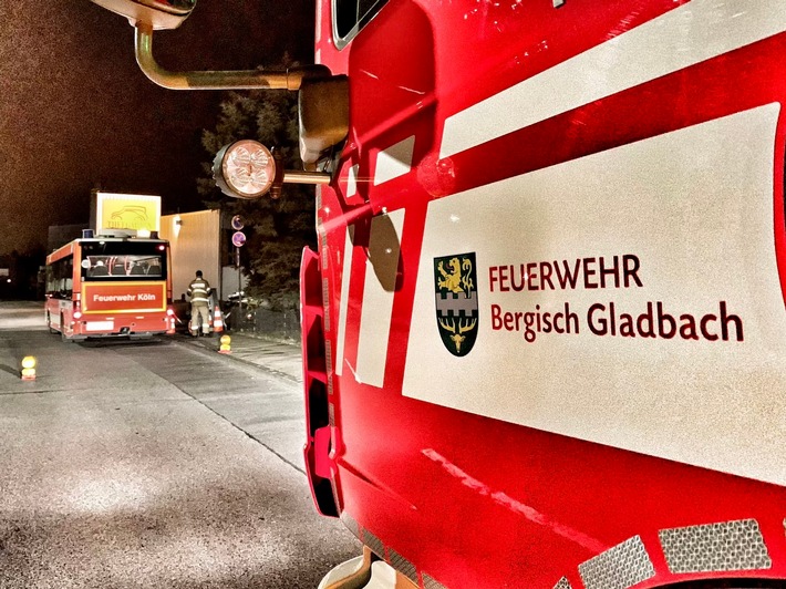 FW-GL: Vier Verletzte nach Kohlenmonoxid-Austritt in Mehrfamilienhaus im Stadtteil Heidkamp von Bergisch Gladbach
