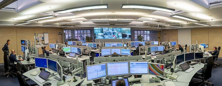 POL-MFR: (185) Europäischer Tag des Notrufs - Das Polizeipräsidium Mittelfranken stellt seine Einsatzzentrale vor