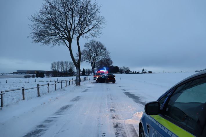 POL-PB: Vorsicht Schneeverwehungen! - Glätteunfall fordert vier Verletzte