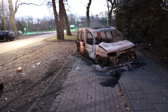 POL-DU: Neudorf/Wedau: Mordkommission ermittelt nach Fahrzeugbrand mit Totem - Polizei sucht Zeugen