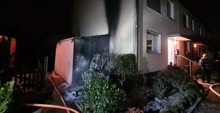 FW Sankt Augustin: Brennende Gartenhütte löst Feuerwehreinsatz aus