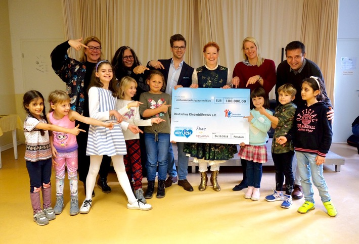 180.000 Euro für Mädchenprojekte des Deutschen Kinderhilfswerkes - Dove und Rossmann überreichen Spendenscheck