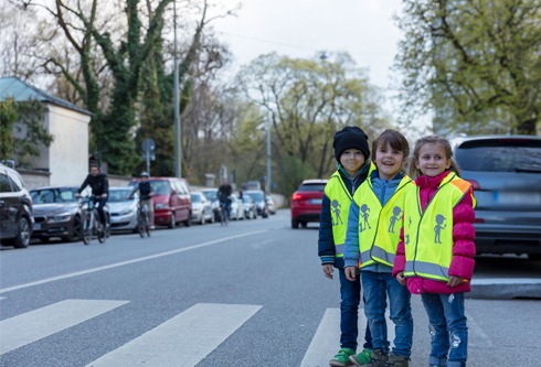 ADAC Stiftung verteilt 60.000 Sicherheitswesten an Kindergärten und Kitas / Sichtbarkeit bedeutet mehr Sicherheit / Im Rahmen von &quot;Aufgepasst mit ADACUS&quot; werden Kindereinrichtungen unterstützt