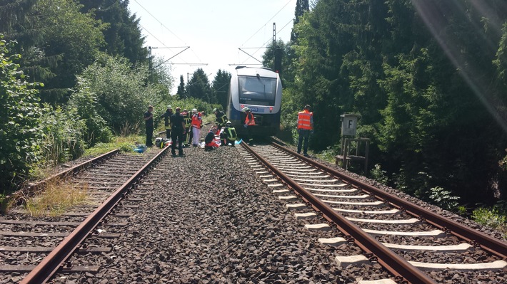 POL-HM: Gemeinsame Pressemitteilung der Polizeiinspektion Hameln-Pyrmont/Holzminden und Bundespolizeiinspektion Hannover: Bisher nicht identifizierte Frau von Bahn erfasst und lebensgefährlich verletzt