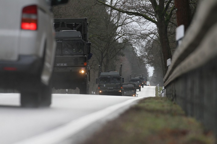 Britische Streitkräfte auf Straßenmarsch.JPG