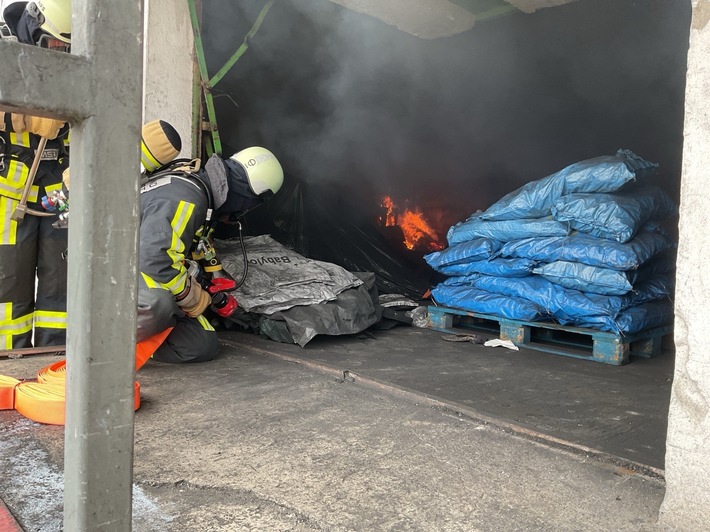 FW-BO: Brand in einer Lagerhalle endet glimpflich