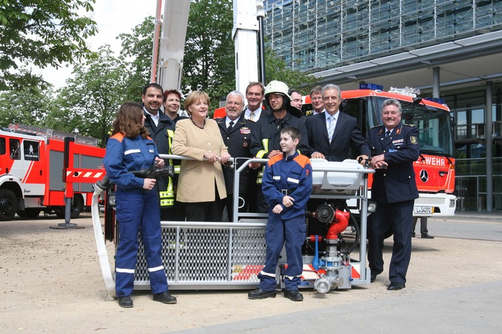 Angela Merkel gegen Sparmaßnahmen bei Feuerwehr / Bundeskanzlerin redete vor Delegierten des 28. Deutschen Feuerwehrtages