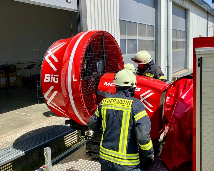 FW-OLL: Ausgelöste Brandmeldeanlage verhindert Schlimmeres - Erster Realeinsatz für Großlüfter der Kreisfeuerwehr Oldenburg