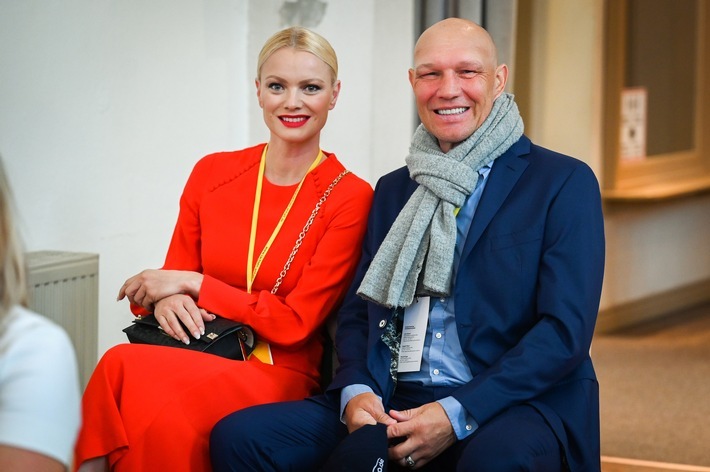 Einheitsbotschafter Brandenburgs zum Tag der Deutschen Einheit 2021 in Halle (S.) // Brandenburgs Einheitsbotschafter Franziska Knuppe und Axel Schulz über ihre Erlebnisse beim Tag der Deutschen Einheit / (c) Staatskanzlei / Thomas Meinicke / Weiterer Text über ots und www.presseportal.de/nr/157804 / Die Verwendung dieses Bildes ist für redaktionelle Zwecke unter Beachtung ggf. genannter Nutzungsbedingungen honorarfrei. Veröffentlichung bitte mit Bildrechte-Hinweis.